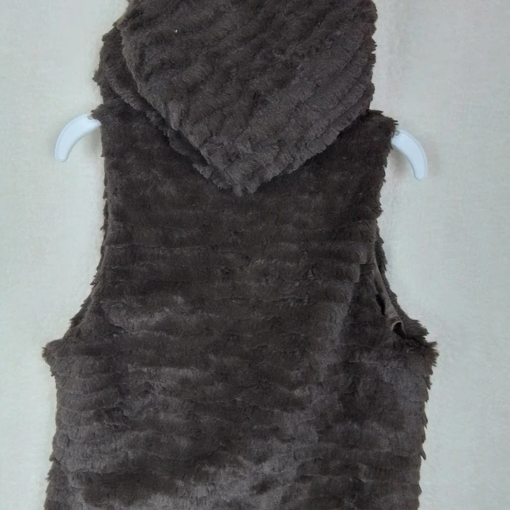 Girl's Faux Fur Sleeveless Open Front Hoodie Size‎ Medium in Brown